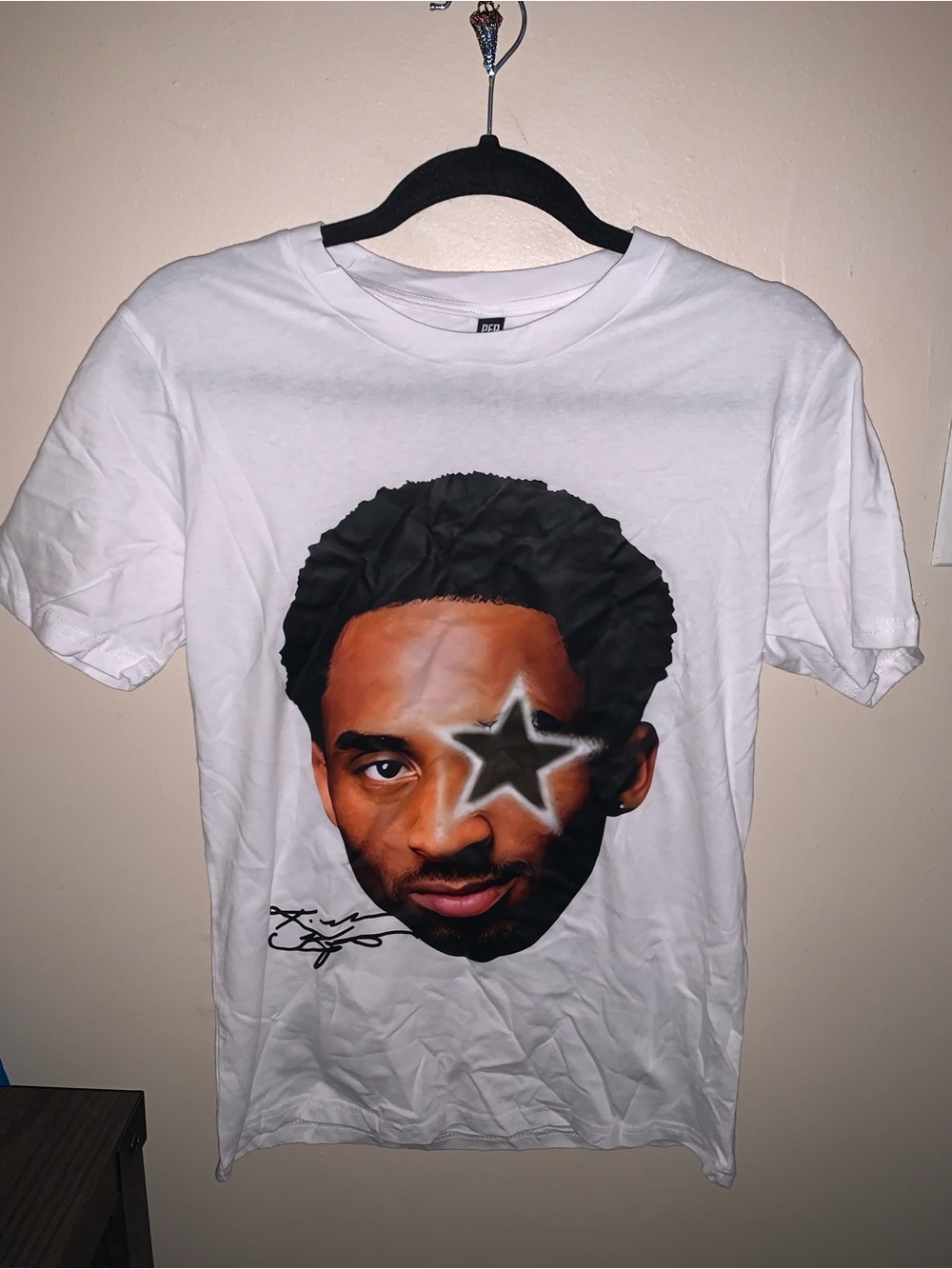 Men's White Short-Sleeve Graphic Tee with Star Face Print- KOBE